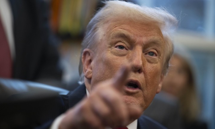 Тръмп отменя заповедите на Байдън, подписани с автоматичната писалка